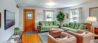 Jack's Place - Steps to Main St - 1950s Retreat!