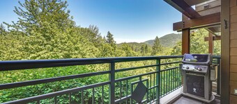 1/2 Mi to Olde Town: Mtn-view Gem w/ On-site Trail