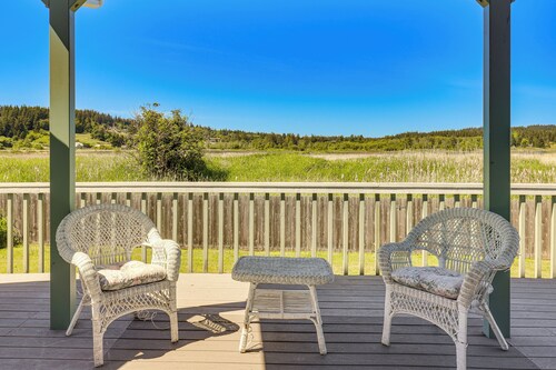 < 1 Mi to Beach! Ocean-view Getaway in Freeland