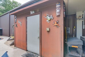 Ein Gebäude mit einer geschlossenen Tür, Wanddekoration und einem 'DO NOT ENTER' Schild.