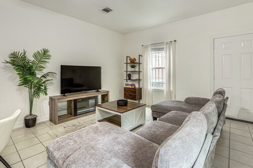 3 Mi to Dtwn! Houston Family Haven w/ Private Yard