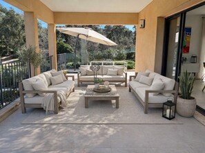 Terrace/patio - Spacious 5-bedroom house with AC and Pool (Le Plan-de-la-Tour)