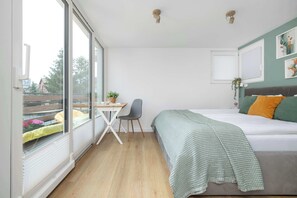 Ein Schlafzimmer mit einem Bett, einem Schreibtisch und einem Stuhl.