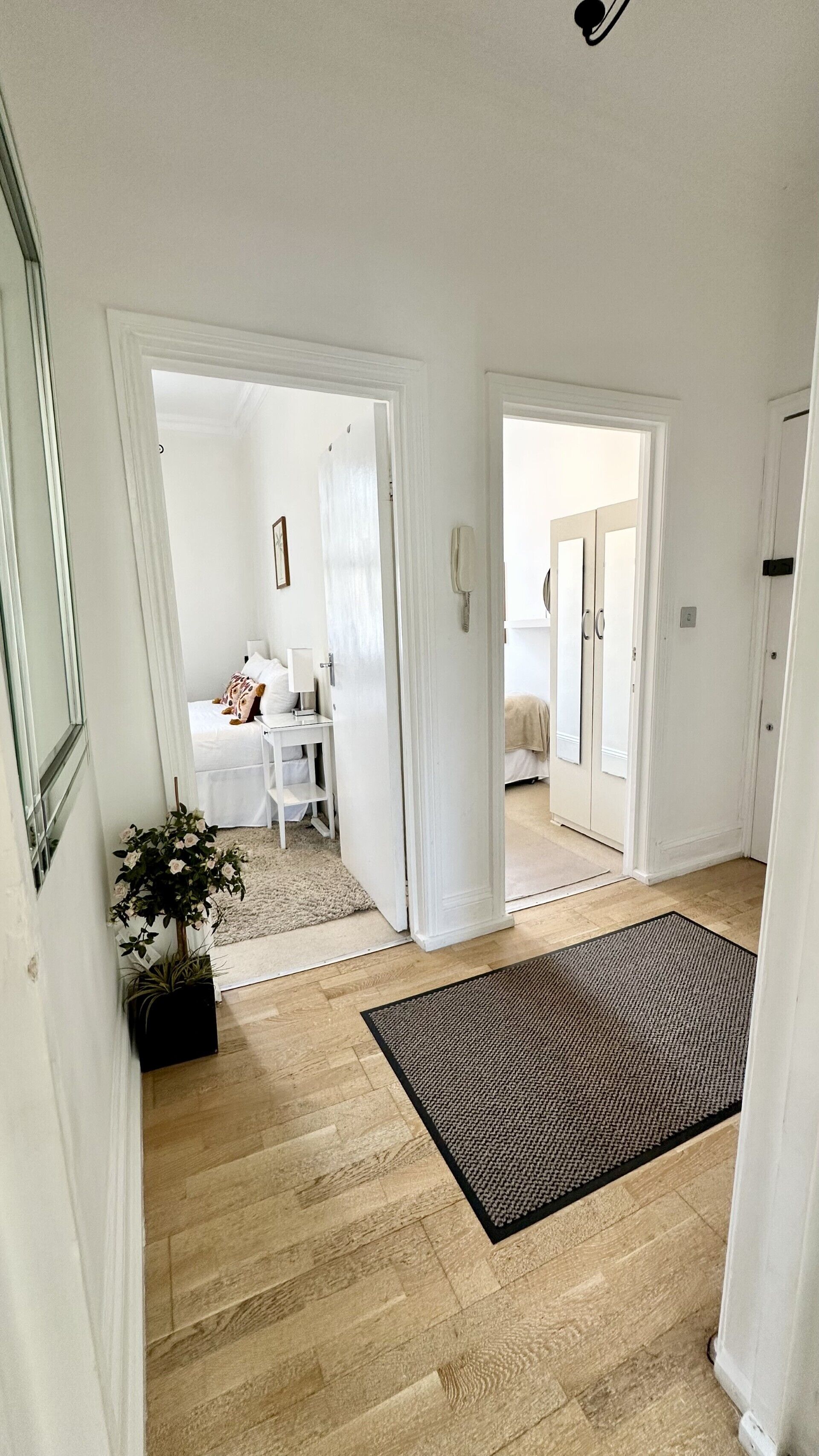 2 habitaciones, tabla de planchar con plancha, wifi y ropa de cama 