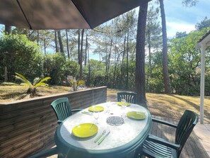 Outdoor dining - Vrbo Property (Lacanau)