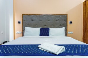 Habitación Deluxe doble, varias camas, vistas a la ciudad | Escritorio y wifi gratis