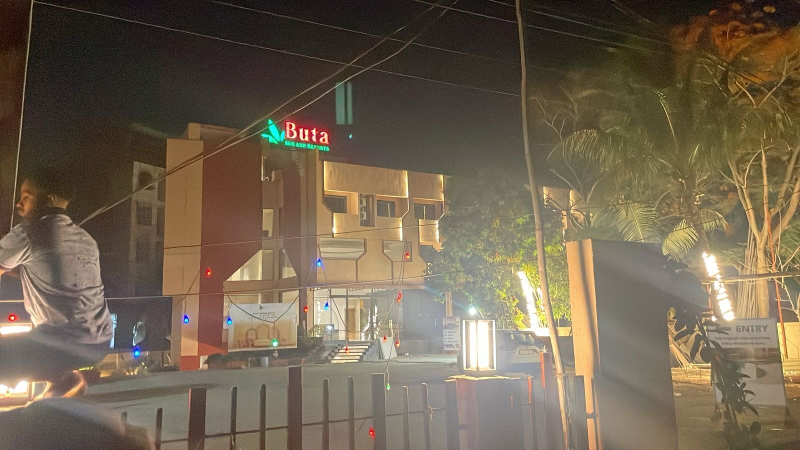 Un edificio con un letrero que dice 'Buta' y una entrada con portón.