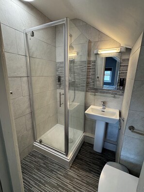 Shower, hair dryer, towels, soap - Chelsea suite  (Bournemouth)