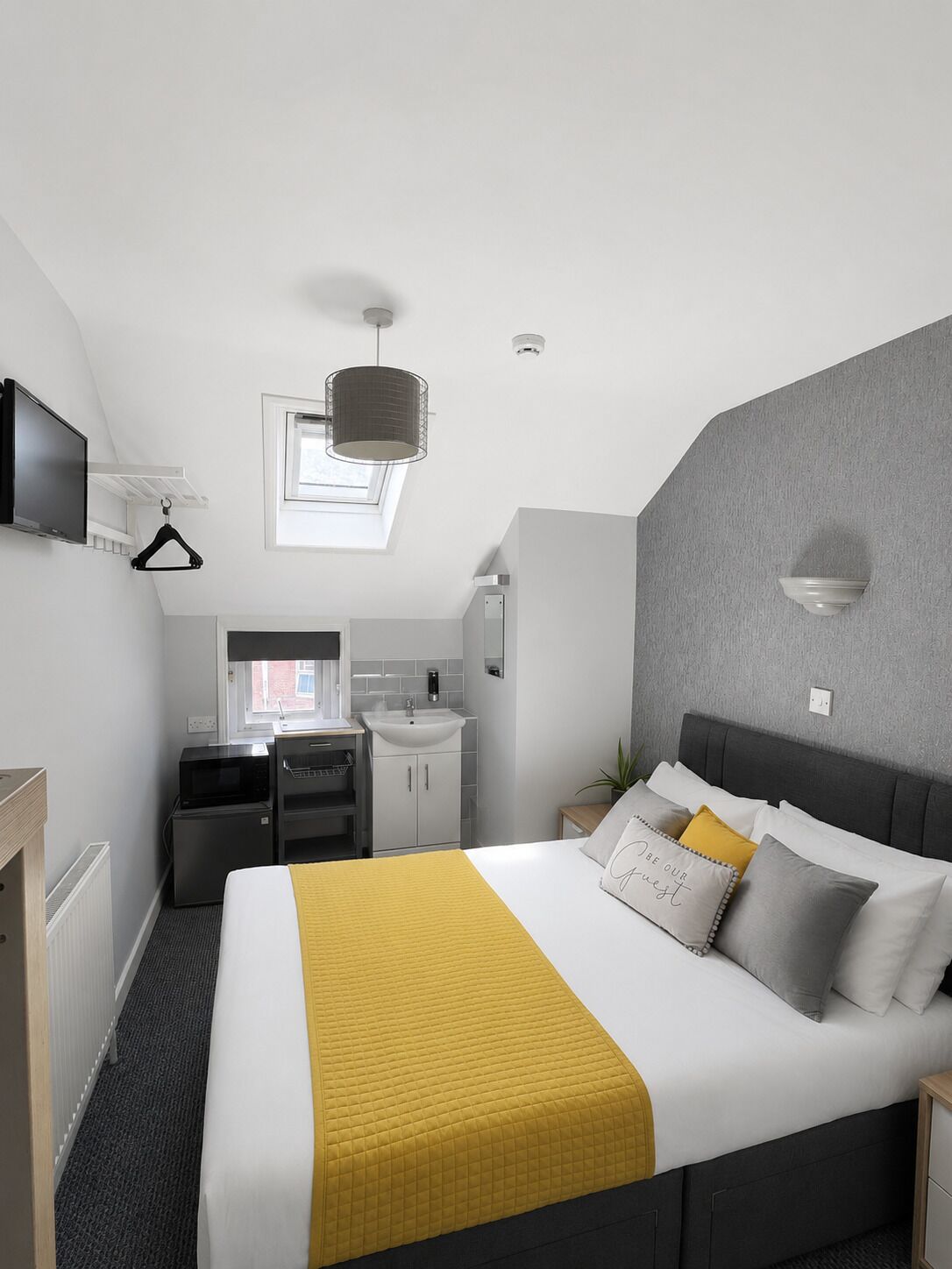 Basic Double Room | Iron/ironing board, free WiFi