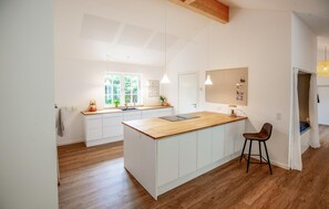 Wasserkocher mit Kaffee-/Teezubehör, Kühlschrank, Geschirrspüler