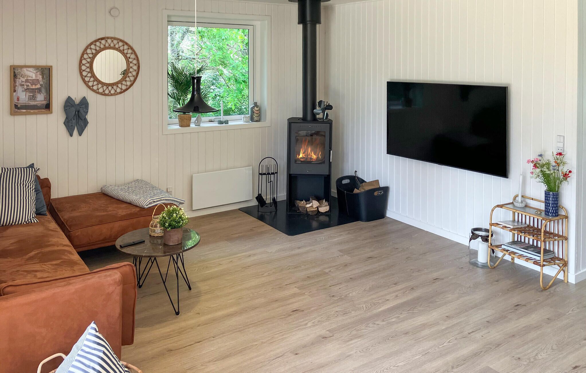TV, fireplace