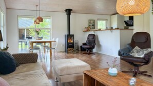 Living area - Cozy home in Silkeborg with WiFi (Silkeborg)