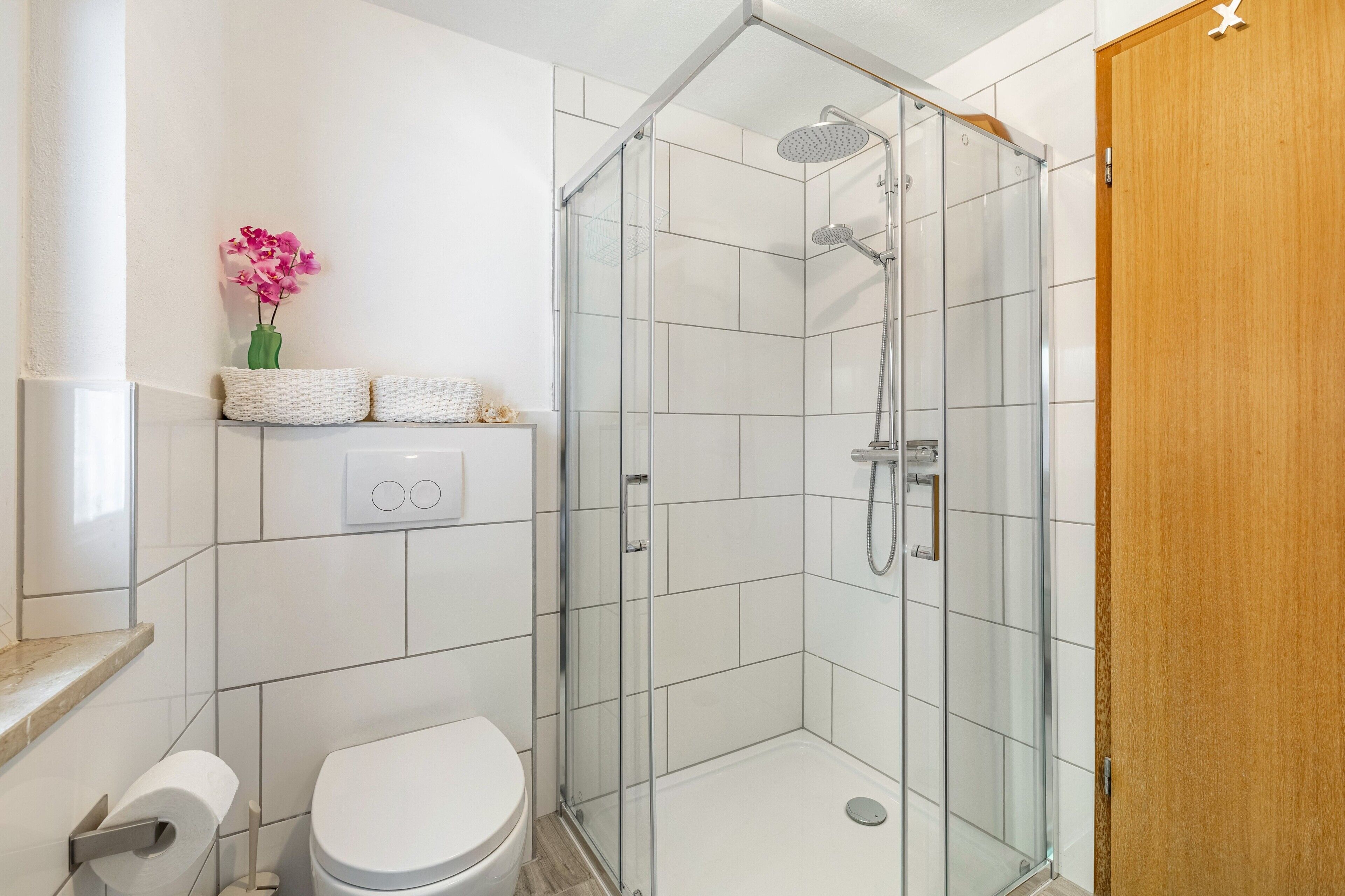 Douche, sèche-cheveux, serviettes fournies