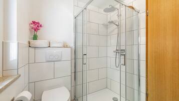 Douche, sèche-cheveux, serviettes fournies