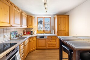 Coffee/tea maker, fridge, oven, stovetop