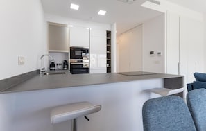 Wasserkocher mit Kaffee-/Teezubehör, Kühlschrank, Mikrowelle, Ofen