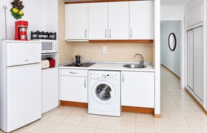 Wasserkocher mit Kaffee-/Teezubehör, Kühlschrank, Mikrowelle