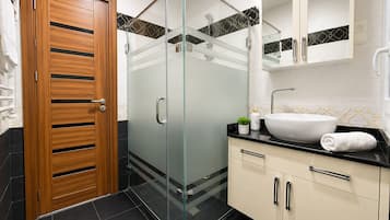 Apartment | Bathroom | Free toiletries, hair dryer, towels, soap