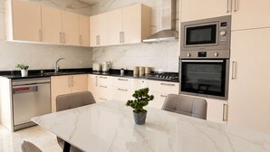 Apartment | Eigene Küche | Kühlschrank, Mikrowelle, Ofen, Herdplatte