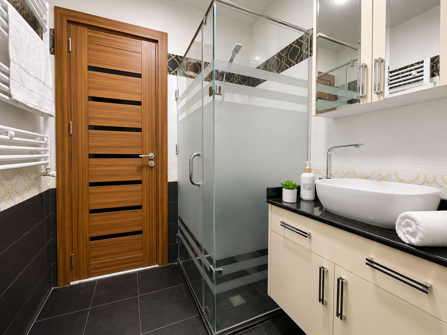 Apartment | Bathroom | Free toiletries, hair dryer, towels, soap