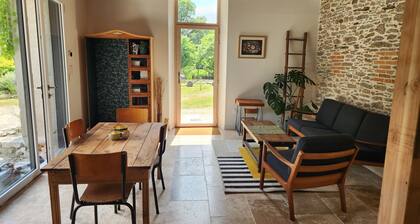 Ferme du 18iÚme rénovée avec goût, jardins paysagés et accÚs au parc du chùteau
