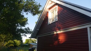 A red wooden building with a gabled roof and a window. - Lychenlodge on Oberpfuhl Lake with canoe & fireplace (Lychen)