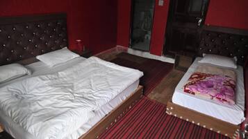 Deluxe Triple Room, City View | Desk, free WiFi