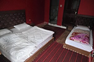 Quarto triplo luxo, vista para a cidade | Escrivaninha, Wi-Fi de cortesia