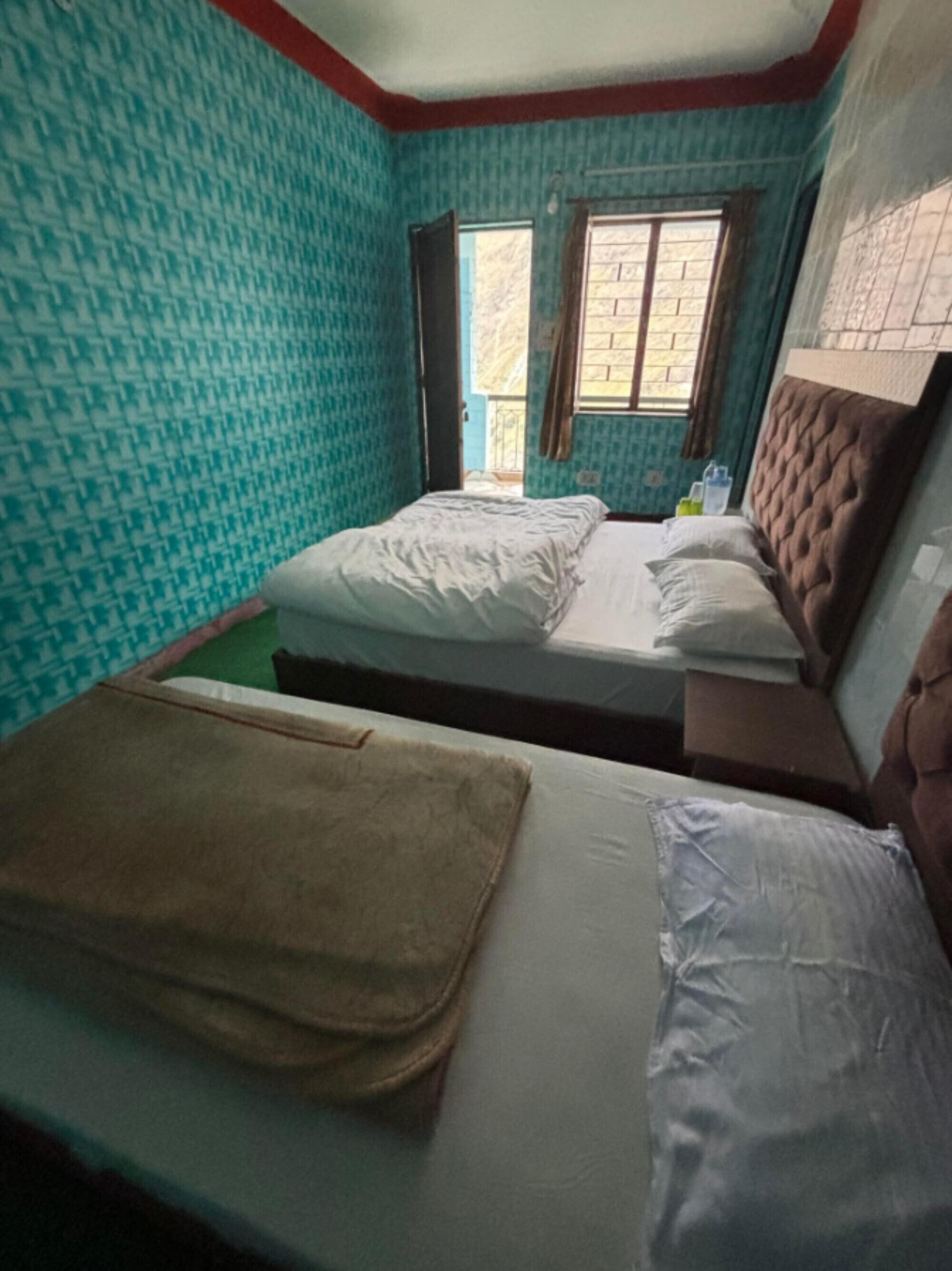 Habitación cuádruple Deluxe, vistas a la ciudad | Escritorio y wifi gratis