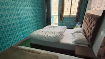 Habitación cuádruple Deluxe, vistas a la ciudad | Escritorio y wifi gratis
