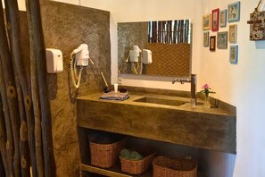 Phòng 3 Cao cấp, máy điều hòa, quang cảnh vườn | Phòng tắm
