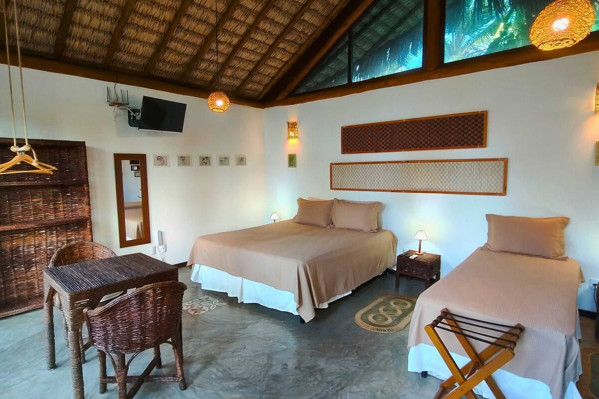 Minibar, in-room safe, WiFi (free), bed sheets