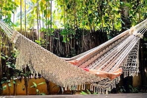 Habitación triple de lujo, Aire acondicionado, vistas al jardín | Jardines del alojamiento