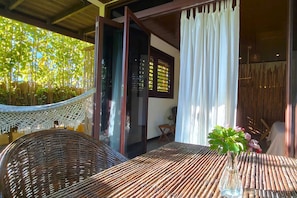 Habitación triple de lujo, Aire acondicionado, vistas al jardín | Restaurante al aire libre