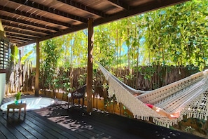 Habitación triple de lujo, Aire acondicionado, vistas al jardín | Bañera de hidromasaje al aire libre