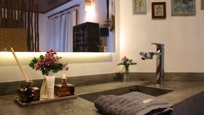 Un baño con lavabo, toalla y artículos de aseo.