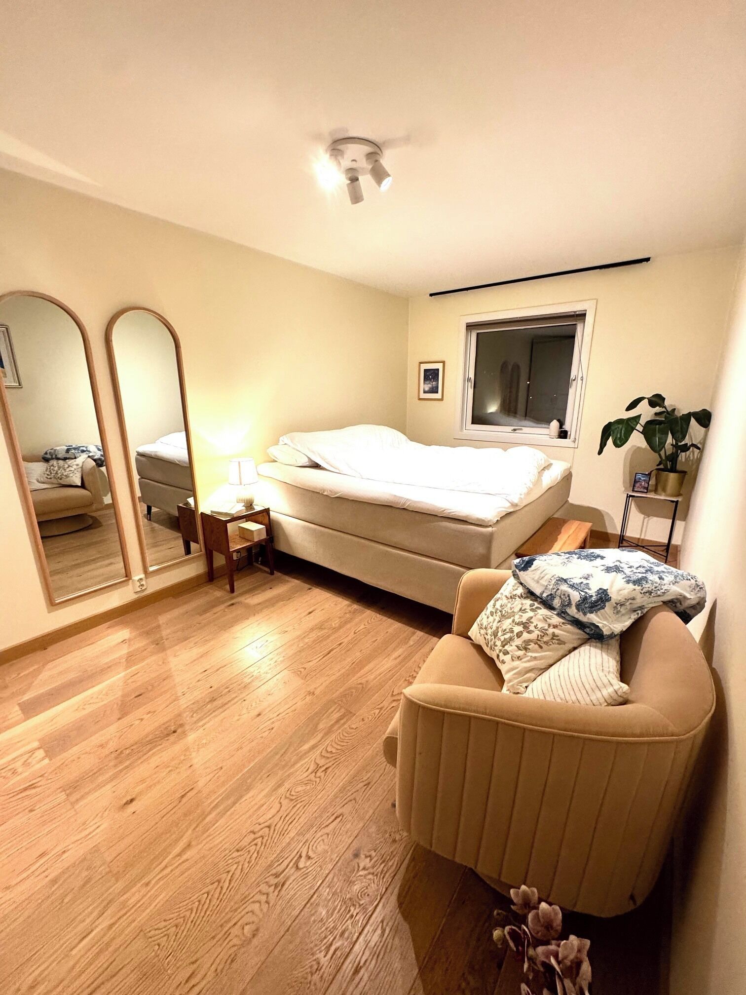2 bedrooms, iron/ironing board, bed sheets