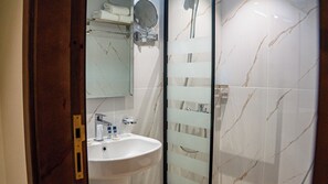 Dreibettzimmer | Badezimmer | Dusche, Handtücher, Seife, Shampoo