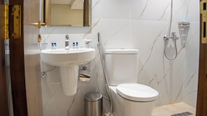 Quadruple Room | Bathroom | Shower, towels, soap, shampoo - Rayan Al Jiwar Hotel (Makkah)
