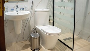A bathroom with a sink, toilet, and shower. - Rayan Al Jiwar Hotel (Makkah)