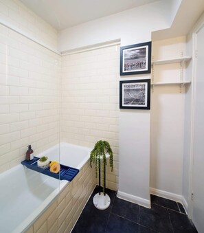 Bathroom - Free Parking! Sea Views Central Designer Apartment (Brighton and Hove)