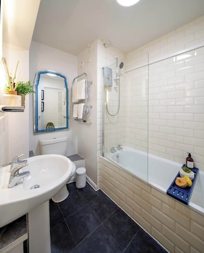 Ein Badezimmer mit Waschbecken, Toilette, Dusche und Badewanne.