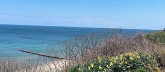 Peaceful 2-bedroom brick Shorewood house near Lake Michigan beaches.