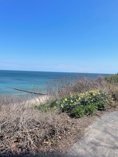 Peaceful 2-bedroom brick Shorewood house near Lake Michigan beaches.