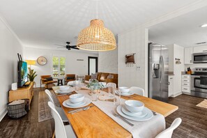 Eine moderne Küche mit einem Edelstahl-Kühlschrank, einer Mikrowelle und einem Backofen.