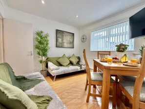 Living area - Spacious 3-Bed Near Cardiff Centre w/ Courtyard (Cardiff)