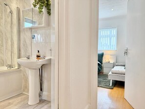 Bathroom - Spacious 3-Bed Near Cardiff Centre w/ Courtyard (Cardiff)