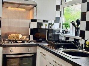 Private kitchen - Spacious 3-Bed Near Cardiff Centre w/ Courtyard (Cardiff)