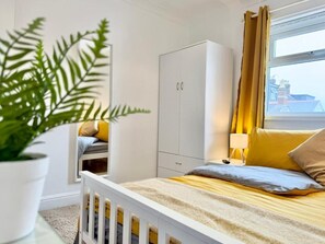 Room - Spacious 3-Bed Near Cardiff Centre w/ Courtyard (Cardiff)