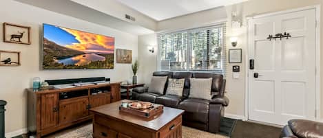 Condo, 2 Bedrooms | Living area